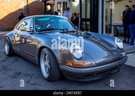 1990 Porsche 911 Carrera 3,6 'H7 MJT' exposée au Scramble d'octobre qui s'est tenu au Bicester Heritage Centre le 9th octobre 2022. Banque D'Images