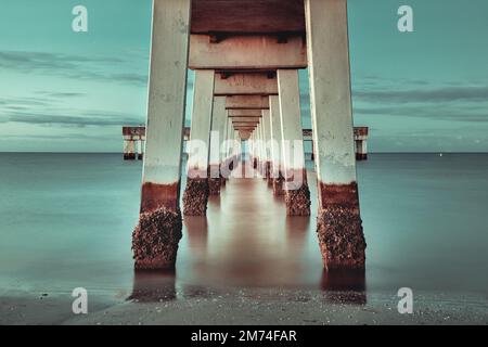 La jetée en bois de fort Myers Beach, Floride Banque D'Images