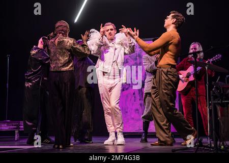05 janvier 2023, Brandebourg, Cottbus: L'ensemble du Staatstheater Cottbus est sur scène lors d'une répétition de la pièce 'The Great Gatsby' au Theaterscheune Cottbus. Le co-directeur et directeur de maison Philipp Rosendahl présente sur scène sa deuxième production de Cottbus lors de la première sur 7 janvier 2023 avec sa soirée musicale basée sur le roman de F. Scott Fitzgerald. Philipp Basener conçoit la scène et les costumes dans le style des années vingt, et la direction musicale est par Thorsten Drücker, qui joue lui-même des instruments de percussion, de cordes et de clavier en direct sur scène. Pho Banque D'Images