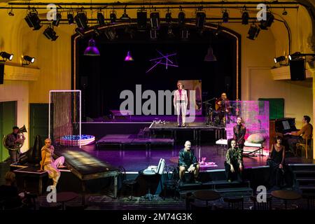 05 janvier 2023, Brandebourg, Cottbus: L'ensemble du Staatstheater Cottbus est sur scène lors d'une répétition de la pièce 'The Great Gatsby' au Theaterscheune Cottbus. Le co-directeur et directeur de maison Philipp Rosendahl présente sur scène sa deuxième production de Cottbus lors de la première sur 7 janvier 2023 avec sa soirée musicale basée sur le roman de F. Scott Fitzgerald. Philipp Basener conçoit la scène et les costumes dans le style des années vingt, et la direction musicale est par Thorsten Drücker, qui joue lui-même des instruments de percussion, de cordes et de clavier en direct sur scène. Pho Banque D'Images