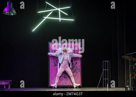 05 janvier 2023, Brandebourg, Cottbus: Staatstheater l'acteur de Cottbus Kai Börner (Gatsby) se tient sur scène lors d'une répétition de la pièce 'The Great Gatsby' au Theaterscheune Cottbus. Le co-directeur et directeur de maison Philipp Rosendahl présente sur scène sa deuxième production de Cottbus avec sa soirée musicale basée sur le roman de F. Scott Fitzgerald lors de la première sur 7 janvier 2023. Philipp Basener conçoit la scène et les costumes dans le style des années vingt, et la direction musicale est par Thorsten Drücker, qui joue lui-même des instruments de percussion, de cordes et de clavier live sur sta Banque D'Images