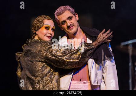 05 janvier 2023, Brandenburg, Cottbus: Les acteurs du théâtre national de Cottbus Ariadne Pabst (Daisy, l) et Kai Börner (Gatsby, r) se tiennent sur scène lors d'une répétition de la pièce 'The Great Gatsby' à la Cottbus Theaterscheune. Le co-directeur et directeur de maison Philipp Rosendahl présente sur scène sa deuxième production de Cottbus avec sa soirée musicale basée sur le roman de F. Scott Fitzgerald lors de la première sur 7 janvier 2023. Philipp Basener conçoit la scène et les costumes dans le style des années vingt, et la direction musicale est par Thorsten Drücker, qui joue lui-même la percussion, la corde et la keyb Banque D'Images