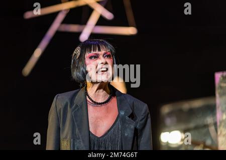 05 janvier 2023, Brandebourg, Cottbus: Staatstheater l'actrice Cottbus Sigrun Fischer (Myrtle) se tient sur scène lors d'une répétition de la pièce 'The Great Gatsby' au théâtre Cottbus Barn. Le co-directeur et directeur de maison Philipp Rosendahl présente sur scène sa deuxième production de Cottbus avec sa soirée musicale basée sur le roman de F. Scott Fitzgerald lors de la première sur 7 janvier 2023. Philipp Basener conçoit la scène et les costumes dans le style des années vingt, et la direction musicale est par Thorsten Drücker, qui joue lui-même des instruments de percussion, de cordes et de clavier live Banque D'Images