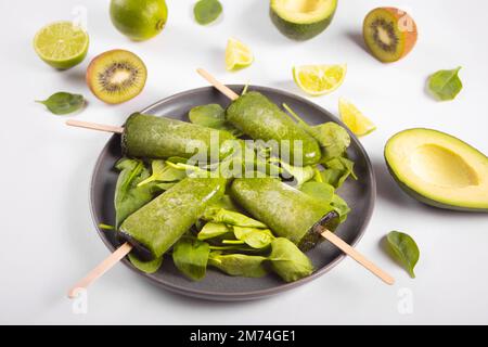 Crème glacée à base de légumes crus aux épinards, au kiwi et à l'avocat sur l'assiette Banque D'Images