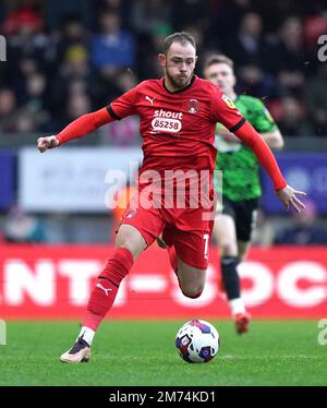 Theo Archibald de Leyton Orient en action pendant le match de la Sky Bet League One au stade Breyer Group, Londres. Date de la photo: Samedi 7 janvier 2023. Banque D'Images