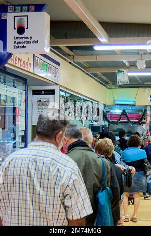 Ténérife, Espagne - 07 janvier 2023: Les gens font la queue pour acheter des billets de loterie à un bureau de loterie et de Paris en Espagne Banque D'Images