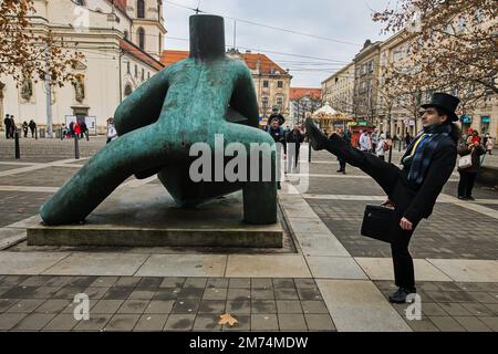 Dixième événement fictif appelé « les promenades à travers Brno » à l'occasion de la Journée internationale de la marche stupide inspirée par la troupe de comédie britannique Monty Python. Les participants se rencontrent à l'extérieur de la Cour administrative suprême à la statue de la Justice à Brno, République tchèque, 7 janvier 2023. (CTK photo/Patrik Uhlir) Banque D'Images