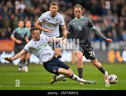 Le défenseur des Bolton Wanderers Eoin Toal (18) s'attaque au glissement et à l'aile du ballon de Plymouth Argyle Midfielder Callum Wright (26) pendant le match Sky Bet League 1 Bolton Wanderers vs Plymouth Argyle au stade de l'Université de Bolton, Bolton, Royaume-Uni, 7th janvier 2023 (photo de Stanley Kasala/News Images) Banque D'Images