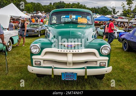 Iola, WISCONSIN - 07 juillet 2022 : vue de face d'un pick-up 3100 1954 de Chevrolet lors d'un salon automobile local. Banque D'Images