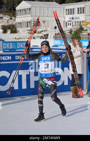 Deuxième place Dorothea Wierer of Italy fête sur le podium lors de la course féminine de poursuite de 10 km à la coupe du monde de biathlon de BMW IBU à Pokljuka. Banque D'Images