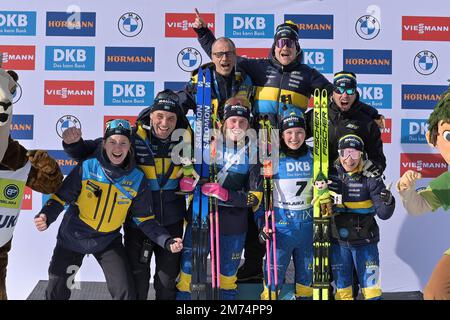 Pokljuka, Slovénie. 07th janvier 2023. L'équipe de Suède célèbre la victoire lors de la course de poursuite féminine de 10 km à la coupe du monde de biathlon BMW IBU à Pokljuka. (Photo par Andrej Tarfila/SOPA Images/Sipa USA) crédit: SIPA USA/Alay Live News Banque D'Images