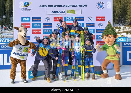 Pokljuka, Slovénie. 07th janvier 2023. L'équipe de Suède célèbre la victoire lors de la course de poursuite féminine de 10 km à la coupe du monde de biathlon BMW IBU à Pokljuka. (Photo par Andrej Tarfila/SOPA Images/Sipa USA) crédit: SIPA USA/Alay Live News Banque D'Images