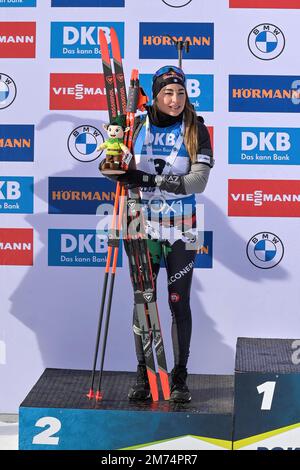 Pokljuka, Slovénie. 07th janvier 2023. Deuxième place Dorothea Wierer of Italy fête sur le podium lors de la course féminine de poursuite de 10 km à la coupe du monde de biathlon de BMW IBU à Pokljuka. (Photo par Andrej Tarfila/SOPA Images/Sipa USA) crédit: SIPA USA/Alay Live News Banque D'Images