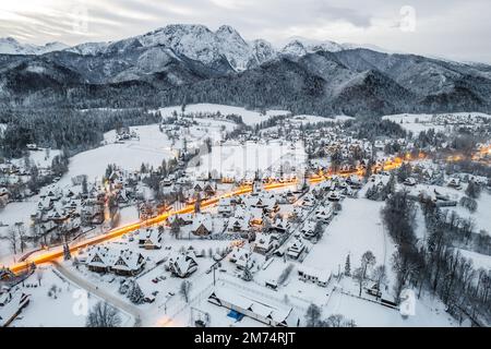 Zakopane paysage urbain en hiver au lever du soleil, vue aérienne de drone. Banque D'Images