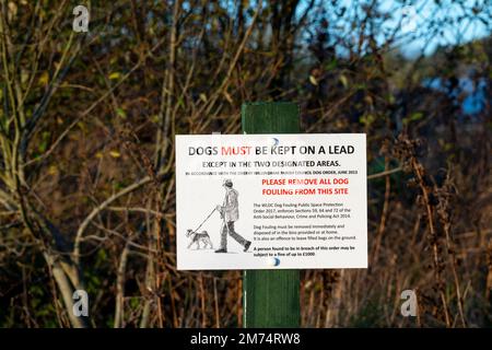 Panneau pour les propriétaires de chiens à Cherry Fields, Cherry Willingham Lincoln 2022 Banque D'Images