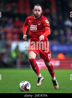 Theo Archibald de Leyton Orient en action pendant le match de la Sky Bet League One au stade Breyer Group, Londres. Date de la photo: Samedi 7 janvier 2023. Banque D'Images