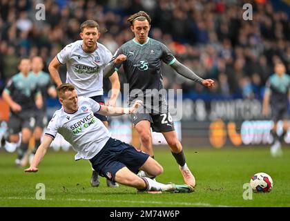 Le défenseur des Bolton Wanderers Eoin Toal (18) s'attaque au glissement et à l'aile du ballon de Plymouth Argyle Midfielder Callum Wright (26) pendant le match Sky Bet League 1 Bolton Wanderers vs Plymouth Argyle au stade de l'Université de Bolton, Bolton, Royaume-Uni, 7th janvier 2023 (photo de Stanley Kasala/News Images) Banque D'Images