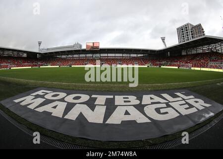 7th janvier 2023 ; Gtech Community Stadium, Brentford, Londres, Angleterre ; FA Cup football, Brentford versus West Ham United ; marque de responsable du football dans le stade de la communauté Gtech Banque D'Images