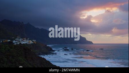 Paysage océanique pittoresque en montagne après le coucher du soleil. Village d'Almaciga sur la falaise. Île de Ténérife. Banque D'Images