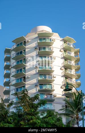 Honolulu, Hawaï - 26 décembre 2022 : Hôtel Waikiki Circle avec ciel bleu. Banque D'Images