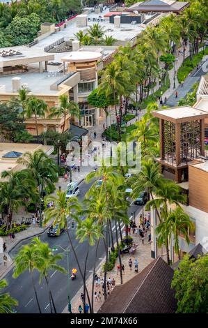 Honolulu, Hawaï - 26 décembre 2022 : vue sur l'avenue Kalakaua à Waikiki en soirée. Banque D'Images