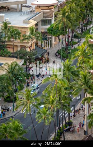 Honolulu, Hawaï - 26 décembre 2022 : vue sur l'avenue Kalakaua à Waikiki en soirée. Banque D'Images