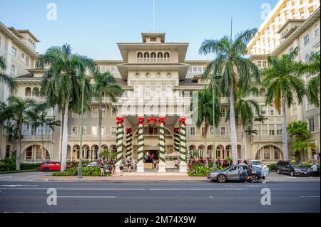 Honolulu, Hawaï - 27 décembre 2022 : façade de l'hôtel Moana Surfrider de Westin à Waikiki à l'heure de Noël. Banque D'Images