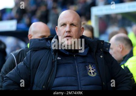 Birkenhead, Royaume-Uni. 07th janvier 2023. Matt Gray, le directeur de Sutton United, regarde. EFL Skybet deuxième match de football, Tranmere Rovers contre Sutton Utd au parc de Prenton, Birkenhead, Wirral, le samedi 7th janvier 2023. Cette image ne peut être utilisée qu'à des fins éditoriales. Utilisation éditoriale uniquement, licence requise pour une utilisation commerciale. Aucune utilisation dans les Paris, les jeux ou les publications d'un seul club/ligue/joueur.pic par Chris Stading/Andrew Orchard sports Photography/Alamy Live News crédit: Andrew Orchard sports Photography/Alamy Live News Banque D'Images