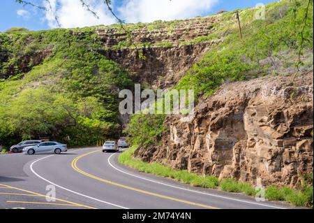 Honolulu, Hawaï - 27 décembre 2022 : la route qui entre dans le monument national de Diamond Head. Banque D'Images