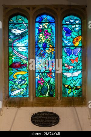 John Piper vitrail vitrail à la mémoire de Sir John Betjeman dans l'église paroissiale de All Saints à Farnborough, West Berkshire, Angleterre, Royaume-Uni Banque D'Images