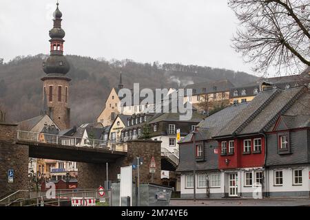 Vue de l'hôtel de ville et du pont sur la Moselle depuis le remblai de la ville de Cochem, Rhénanie-Palatinat, Allemagne, 24.12.22 Banque D'Images