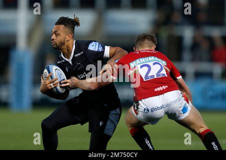 Newcastle Falconss’ Elliott Obatoyinbo (à droite) en action pendant le match de première division de Gallagher au stade de Kingston Park, Newcastle upon Tyne. Date de la photo: Samedi 7 janvier 2023. Banque D'Images