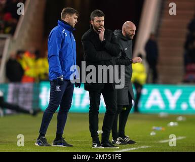 Michael Carrick, directeur de Middlesbrough (au centre) et Jonathan Woodgate, premier entraîneur d'équipe, lors du troisième tour de la coupe Emirates FA au stade Riverside, à Middlesbrough. Date de la photo: Samedi 7 janvier 2023. Banque D'Images