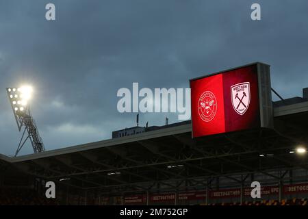 7th janvier 2023 ; Gtech Community Stadium, Brentford, Londres, Angleterre ; FA Cup football, Brentford versus West Ham United ; la structure est exposée sur le tableau de bord géant sous les nuages orageux Banque D'Images