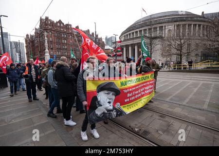 Manchester, Royaume-Uni. 7th janvier 2023. Mars paasses place St Peters et la bibliothèque de Manchester lors du rassemblement pour l'action de grève Manchester 7th janvier 2023 . Mars et un rassemblement de collecte de fonds ont pris part au centre de Manchester avec des conflits en cours entre le RMT (cheminots), le CWU (Royal Mail), UNITE, UNISSON, et le NHS parmi ceux représentés. Photo: Garyroberts/worldwidefeatures.com Banque D'Images