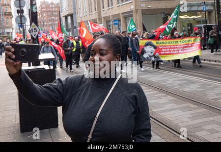 Manchester, Royaume-Uni. 7th janvier 2023. Membre du public prend selfie tout en regardant mars pendant Rally pour action de grève Manchester 7th janvier 2023 . Mars et un rassemblement de collecte de fonds ont pris part au centre de Manchester avec des conflits en cours entre le RMT (cheminots), le CWU (Royal Mail), UNITE, UNISSON, et le NHS parmi ceux représentés. Photo : garyroberts/worldwidefeatures. Credit: GaryRobertschography/Alamy Live News Banque D'Images