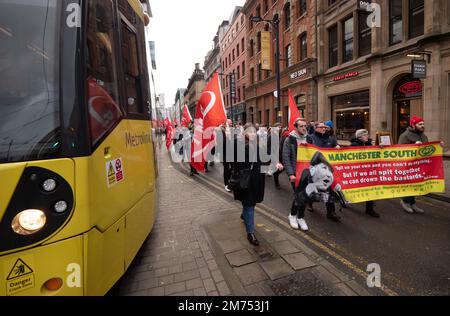 Manchester, Royaume-Uni. 7th janvier 2023. Les tramways sont encore debout en mars au Rally for Strike action Manchester 7th janvier 2023 . Mars et un rassemblement de collecte de fonds ont pris part au centre de Manchester avec des conflits en cours entre le RMT (cheminots), le CWU (Royal Mail), UNITE, UNISSON, et le NHS parmi ceux représentés. Photo : garyroberts/worldwidefeatures. Credit: GaryRobertschography/Alamy Live News Banque D'Images