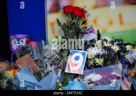 Londres, Royaume-Uni. 7th janvier 2023. Les gens viennent à payer leurs respects à Gianluca Vialli. Des fleurs et des hommages sont laissés au pont Stamford après la mort de l'ancien joueur et gérant, Gianluca Vialli. Il meurt sur 6 janvier à l'hôpital Royal Marsden, âgé de 58 ans. Il joue pour Chelsea de 1996 à 1999, portant le maillot numéro 9 et marquant 21 buts en 58 apparitions. Il était joueur Manager from1998-2000. Il a joué pour l'Italie 59 fois en marquant 16 buts. Crédit : Mark Thomas/Alay Live News Banque D'Images