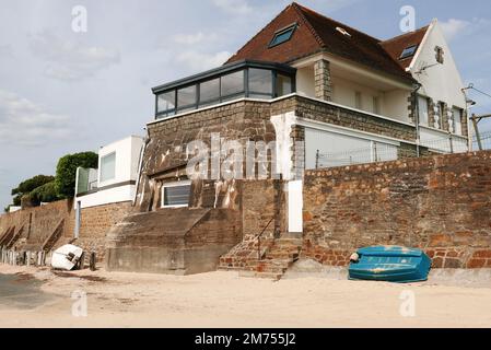 Carantec, maison construite sur un bunker, baie de Morlaix, Finistère, Bretagne, France, Europe Banque D'Images