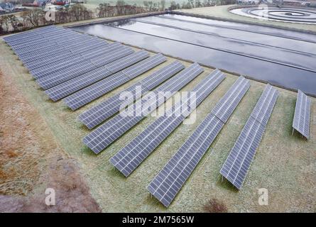 Panneaux de chaleur solaires fournissant une énergie alternative au village local Banque D'Images