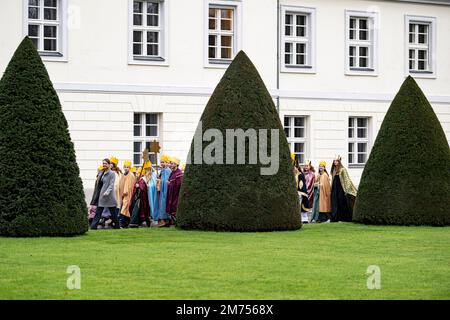 Berlin, Allemagne. 06th janvier 2023. Les chanteurs de chants du diocèse de Regensburg viennent au palais de Bellevue. Le thème de la campagne Epiphanie de 65th est la protection des enfants contre la violence. Credit: Fabian Sommer/dpa/Alay Live News Banque D'Images