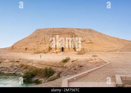 Les deux temples massifs d'Abou Simbel sont situés sur la rive ouest de LakeNasser, à environ 230 km au sud Banque D'Images