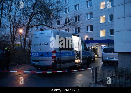 Berlin, Allemagne. 06th janvier 2023. Les policiers se trouvent devant la tour. Credit: Paul Zinken/dpa/Alay Live News Banque D'Images