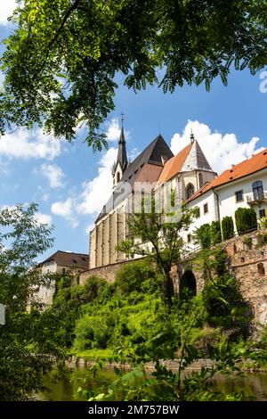 Cesky Krumlov, une belle ville médiévale au coeur de la Bohême, République Tchèque avec églises, magasins, rivière et fontaine Banque D'Images