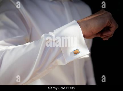 Gros plan d'un beau marié qui se déguisse pour la cérémonie de mariage Banque D'Images