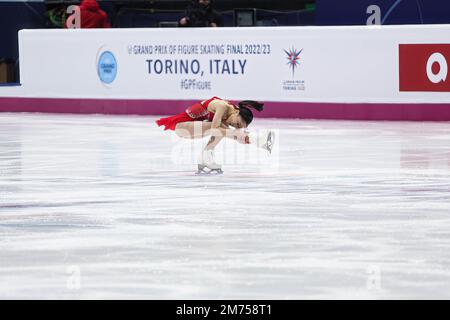 HANA Yoshida (JPN) se produit au cours du jour 1 du Junior Women Short Program de la finale du Grand Prix de patinage artistique de l'UIP Turin 2022 à Turin Palavela. Banque D'Images