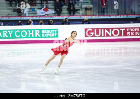 HANA Yoshida (JPN) se produit au cours du jour 1 du Junior Women Short Program de la finale du Grand Prix de patinage artistique de l'UIP Turin 2022 à Turin Palavela. Banque D'Images