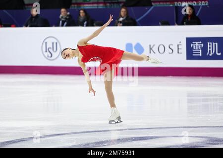 HANA Yoshida (JPN) se produit au cours du jour 1 du Junior Women Short Program de la finale du Grand Prix de patinage artistique de l'UIP Turin 2022 à Turin Palavela. Banque D'Images