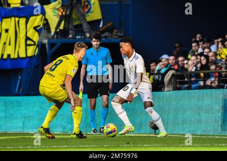 VILLARREAL, ESPAGNE - JANVIER 7: Vinicius Jr du Real Madrid CF contre Juan Foyth du Villarreal CF pendant le match entre Villarreal CF et le Real Madrid CF de la Liga Santander sur 7 janvier 2023 à Estadi de la Ceramica à Villarreal, Espagne. (Photo de Samuel Carreño/ PX Images) Credit: PX Images/Alay Live News Banque D'Images