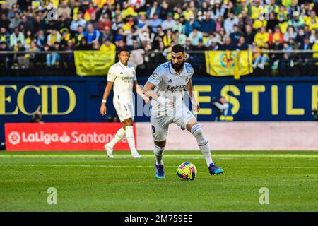 VILLARREAL, ESPAGNE - JANVIER 7: Karim Benzema du Real Madrid CF contrôle le ballon pendant le match entre Villarreal CF et Real Madrid CF de la Liga Santander sur 7 janvier 2023 à Estadi de la Ceramica à Villarreal, Espagne. (Photo de Samuel Carreño/ PX Images) Credit: PX Images/Alay Live News Banque D'Images